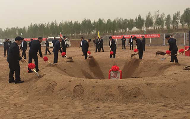 中庆建设集团李洪宇和朝阳市委市政府领导共同奠基_副本.jpg 中庆建设集团李洪宇和朝阳市委市政府领导共同奠基_副本.jpg