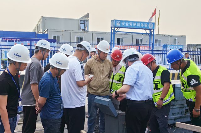 线下交流 .jpg 线下交流 .jpg